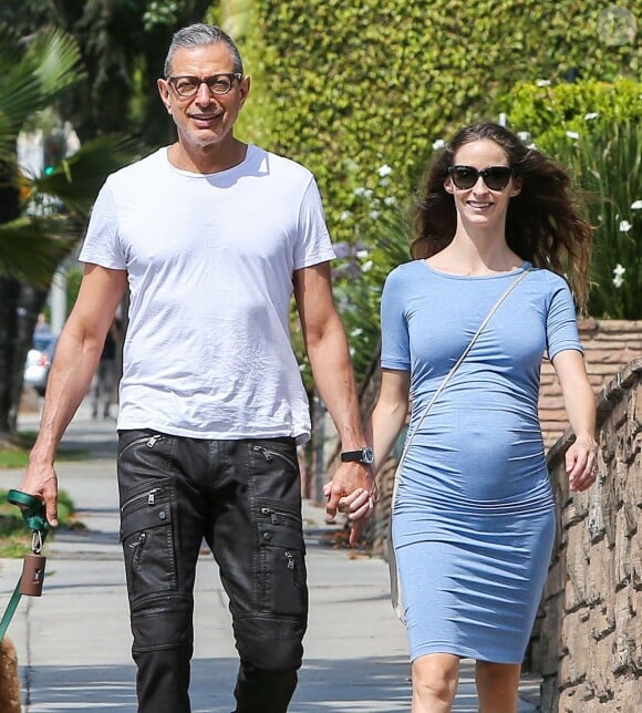 Jeff Goldblum et sa femme Emilie Livingston, enceinte, promènent leur chien dans les rues de Hollywood, le 22 mars 2015 