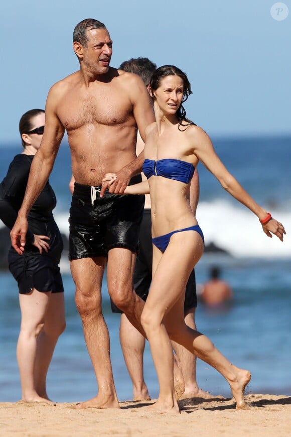 Exclusif - Jeff Goldblum et sa fiancée Emilie Livingston se baignent lors de leurs vacances à Hawaii, le 16 juillet 2014.  