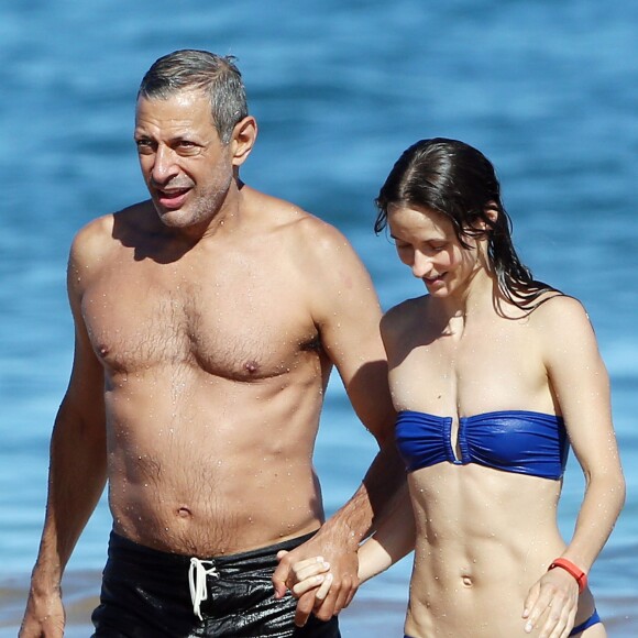 Exclusif - Jeff Goldblum et sa fiancée Emilie Livingston se baignent lors de leurs vacances à Hawaii, le 16 juillet 2014.  