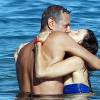 Exclusif - Jeff Goldblum et sa fiancée Emilie Livingston se baignent lors de leurs vacances à Hawaii, le 16 juillet 2014 