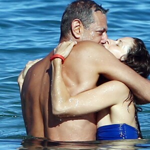 Exclusif - Jeff Goldblum et sa fiancée Emilie Livingston se baignent lors de leurs vacances à Hawaii, le 16 juillet 2014 