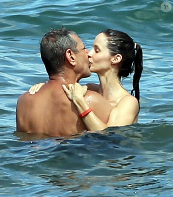 Info - Jeff Goldblum bientôt papa pour la première fois - Exclusif - Jeff Goldblum et sa fiancée Emilie Livingston profitent de leurs vacances à Hawaii, le 15 juillet 2014.  