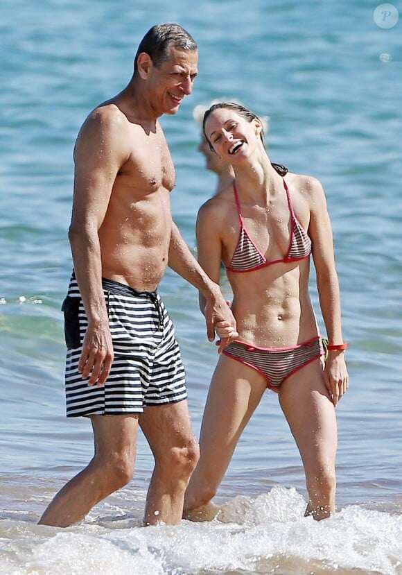 Exclusif - Jeff Goldblum et sa fiancée Emilie Livingston s'amusent sur la plage à Hawaii, le 12 juillet 2014. 