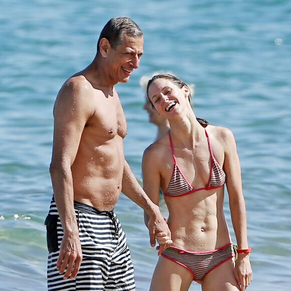 Exclusif - Jeff Goldblum et sa fiancée Emilie Livingston s'amusent sur la plage à Hawaii, le 12 juillet 2014. 