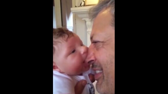 Jeff Goldblum chante une chanson à son fils qui essaie de lui croquer le bout du nez / vidéo diffusée lors du passage de l'acteur dans l'émission de Conan O'Brien au mois d'août 2015