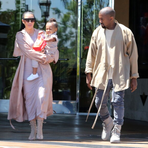 Kim Kardashian, Kanye West et leur fille North à Calabasas, le 11 juillet 2015.