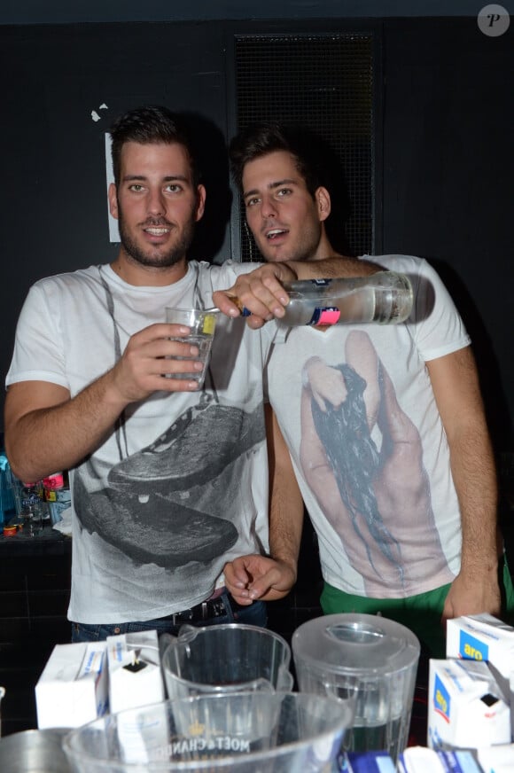 Zelko et Zarko derrière le bar du Six à Paris le 30 septembre 2012.
