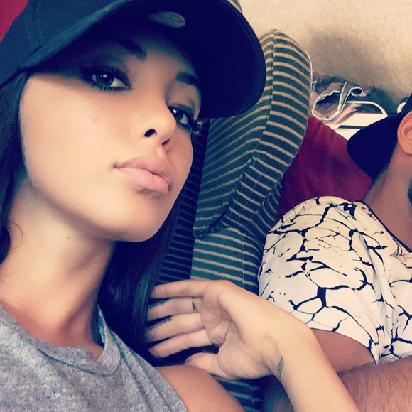 Nabilla : dans le train avec son amoureux Thomas Vergara ? Août 2015.