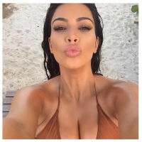 Kim Kardashian, enceinte : Un décolleté indécent sous le soleil de Saint-Barth'