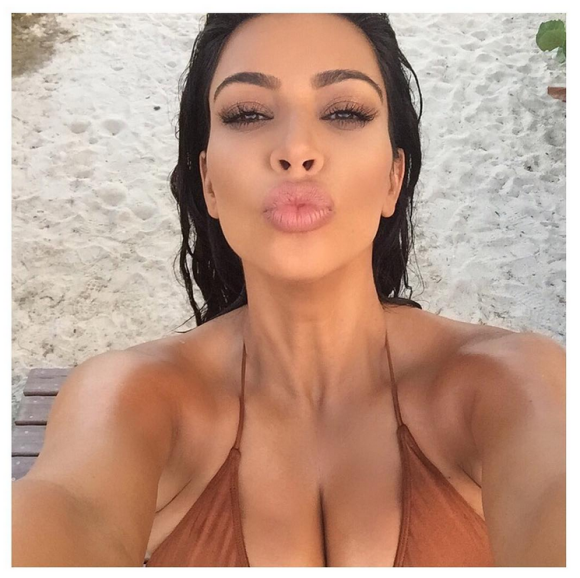 Kim Kardashian vous embrasse depuis une plage de Saint-Barthélemy, le 28 août 2015.