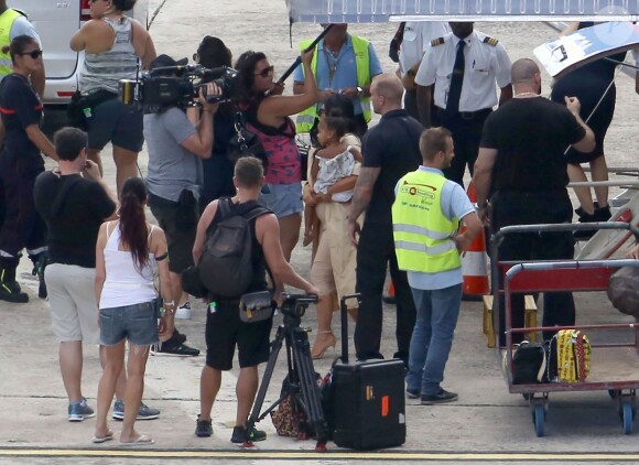 Exclusif - Kim Kardashian enceinte et sa fille North arrivent à Saint-Barthélemy pour tourner "Keeping Up With the Kardashian", le 17 août 2015.