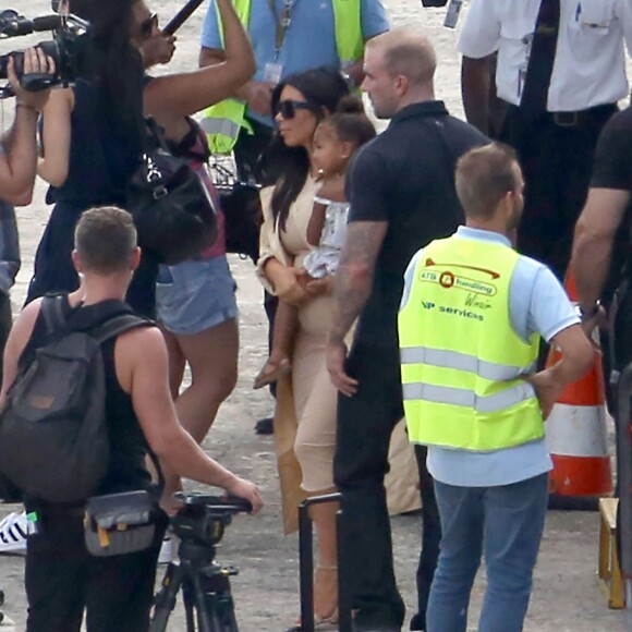 Exclusif - Kim Kardashian enceinte et sa fille North arrivent à Saint-Barthélemy pour tourner "Keeping Up With the Kardashian", le 17 août 2015.