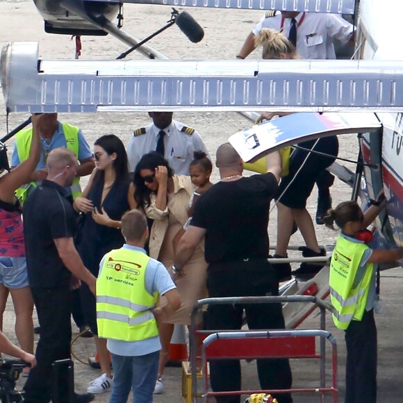 Exclusif - Kim Kardashian enceinte et sa fille North arrivent à Saint-Barthélemy pour tourner "Keeping Up With the Kardashian", le 17 août 2015.