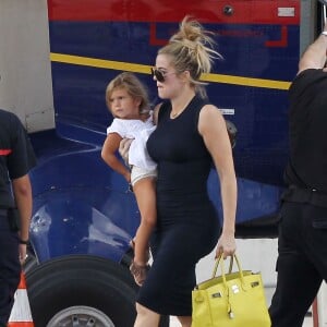 Exclusif - Kim Kardashian enceinte et sa fille North, Khloe Kardashian, Kourtney Kardashian et ses trois enfants Mason, Penelope et Reign Disick, Kendall, Kylie Jenner et Kris Jenner arrivent à Saint-Barthélemy pour tourner "Keeping Up With the Kardashian", le 17 août 2015.