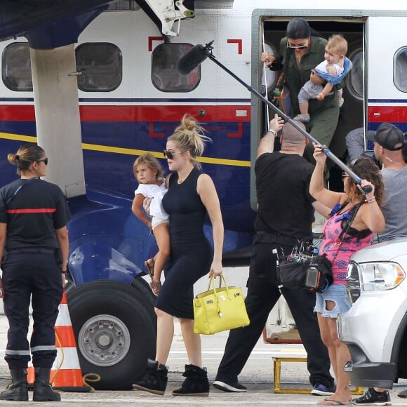 Exclusif - Kim Kardashian enceinte et sa fille North, Khloe Kardashian, Kourtney Kardashian et ses trois enfants Mason, Penelope et Reign Disick, Kendall, Kylie Jenner et Kris Jenner arrivent à Saint-Barthélemy pour tourner "Keeping Up With the Kardashian", le 17 août 2015.