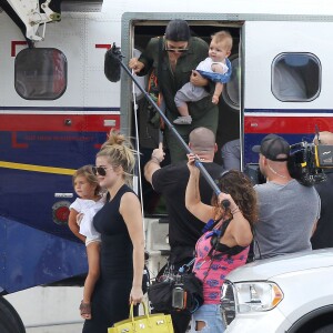 Exclusif - Kim Kardashian enceinte et sa fille North, Khloe Kardashian, Kourtney Kardashian et ses trois enfants Mason, Penelope et Reign Disick, Kendall, Kylie Jenner et Kris Jenner arrivent à Saint-Barthélemy pour tourner "Keeping Up With the Kardashian", le 17 août 2015.