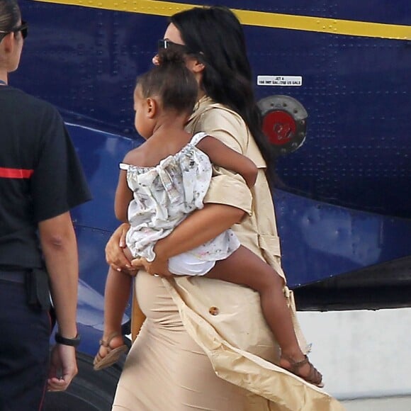 Exclusif - Kim Kardashian enceinte et sa fille North, Khloe Kardashian, Kourtney Kardashian et ses trois enfants Mason, Penelope et Reign Disick, Kendall, Kylie Jenner et Kris Jenner arrivent à Saint-Barthélemy pour tourner "Keeping Up With the Kardashian", le 17 août 2015.