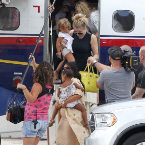 Exclusif - Kim Kardashian enceinte et sa fille North, Khloe Kardashian, Kourtney Kardashian et ses trois enfants Mason, Penelope et Reign Disick, Kendall, Kylie Jenner et Kris Jenner arrivent à Saint-Barthélemy pour tourner "Keeping Up With the Kardashian", le 17 août 2015.