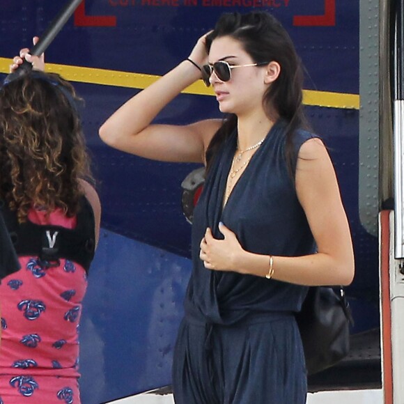 Exclusif - Kim Kardashian enceinte et sa fille North, Khloe Kardashian, Kourtney Kardashian et ses trois enfants Mason, Penelope et Reign Disick, Kendall, Kylie Jenner et Kris Jenner arrivent à Saint-Barthélemy pour tourner "Keeping Up With the Kardashian", le 17 août 2015.
