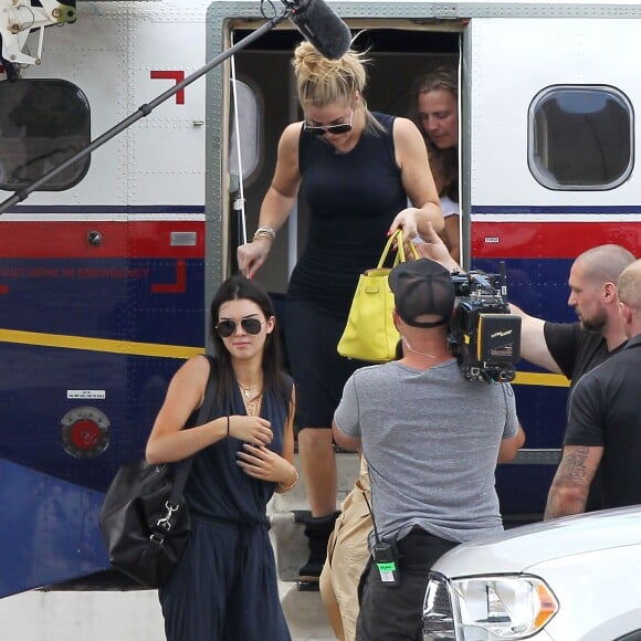 Exclusif - Kim Kardashian enceinte et sa fille North, Khloe Kardashian, Kourtney Kardashian et ses trois enfants Mason, Penelope et Reign Disick, Kendall, Kylie Jenner et Kris Jenner arrivent à Saint-Barthélemy pour tourner "Keeping Up With the Kardashian", le 17 août 2015.