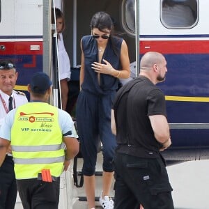 Exclusif - Kim Kardashian enceinte et sa fille North, Khloe Kardashian, Kourtney Kardashian et ses trois enfants Mason, Penelope et Reign Disick, Kendall, Kylie Jenner et Kris Jenner arrivent à Saint-Barthélemy pour tourner "Keeping Up With the Kardashian", le 17 août 2015.