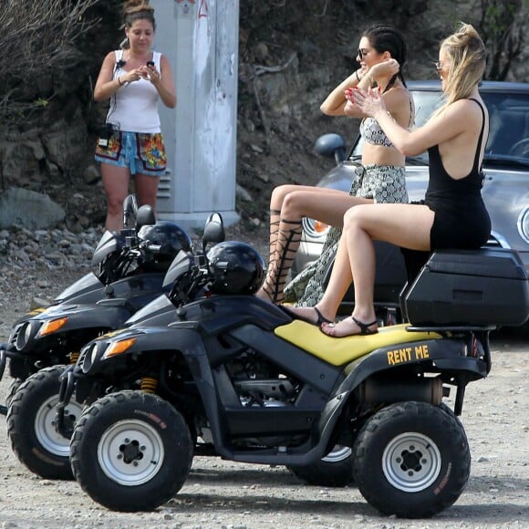 Kendall Jenner et sa demi-soeur Khloe Kardashian font du quad sur le tournage de "Keeping Up With the Kardashian" à Saint-Barthélemy, le 17 août 2015.