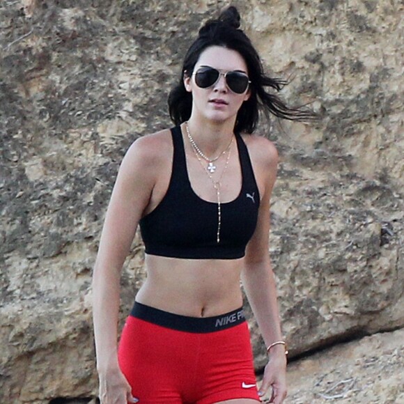 Exclusif - Kendall Jenner accompagne sa soeur Kylie et son petit-ami Tyga en randonnée lors de leurs vacances à Saint-Barthélemy, le 18 août 2015.