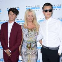 Pamela Anderson radieuse avec ses fils : Son hépatite C, bientôt guérie ?