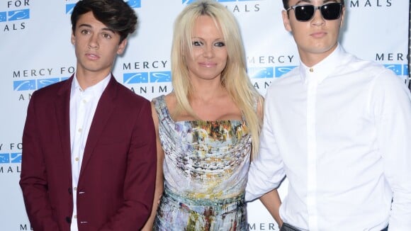 Pamela Anderson, sublime, et ses fils Brandon et Dylan Lee - Gala Hidden Heroes organisé par l'association Mercy for Animals, à Culver City le 29 août 2015.