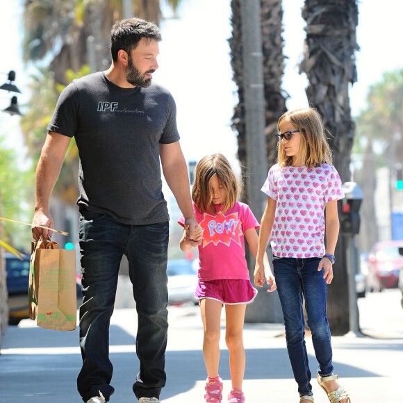 Exclusif - Ben Affleck fait du shopping avec ses filles Violet et Seraphina à Brentwood, le 27 août 2015.