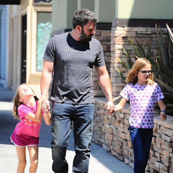 Exclusif - Ben Affleck fait du shopping avec ses filles Violet et Seraphina à Brentwood, le 27 août 2015.