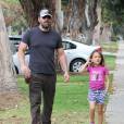 Ben Affleck se promène avec sa fille Seraphina à Santa Monica, le 25 août 2015.