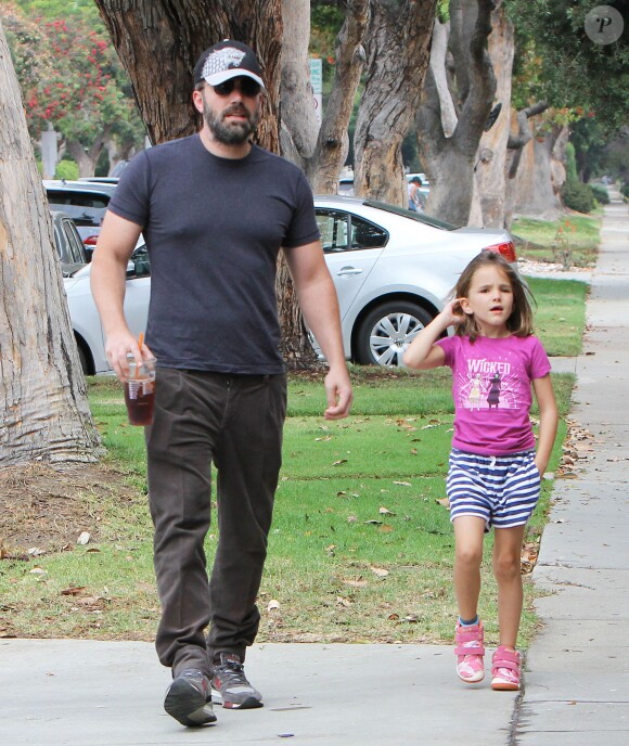 Ben Affleck se promène avec sa fille Seraphina à Santa Monica, le 25 août 2015.
