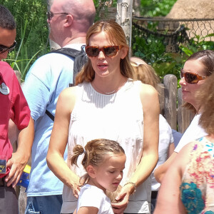 Exclusif - Ben Affleck et Jennifer Garner font l'effort d'amener leurs enfants à Disneyworld au lendemain de l'anniversaire de Ben à Orlando le 16 août 2015.
