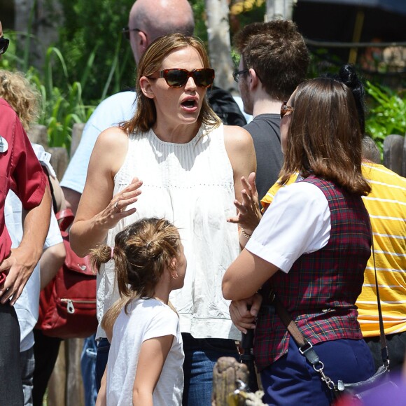 Exclusif - Ben Affleck et Jennifer Garner font l'effort d'amener leurs enfants à Disneyworld au lendemain de l'anniversaire de Ben à Orlando le 16 août 2015.