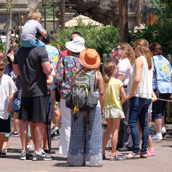 Exclusif - Ben Affleck et Jennifer Garner font l'effort d'amener leurs enfants à Disneyworld au lendemain de l'anniversaire de Ben à Orlando le 16 août 2015.