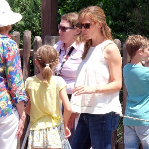 Exclusif - Ben Affleck et Jennifer Garner font l'effort d'amener leurs enfants à Disneyworld au lendemain de l'anniversaire de Ben à Orlando le 16 août 2015.