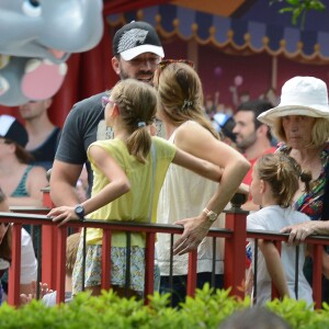 Exclusif - Ben Affleck et Jennifer Garner font l'effort d'amener leurs enfants à Disneyworld au lendemain de l'anniversaire de Ben à Orlando le 16 août 2015.