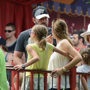 Exclusif - Ben Affleck et Jennifer Garner font l'effort d'amener leurs enfants à Disneyworld au lendemain de l'anniversaire de Ben à Orlando le 16 août 2015.