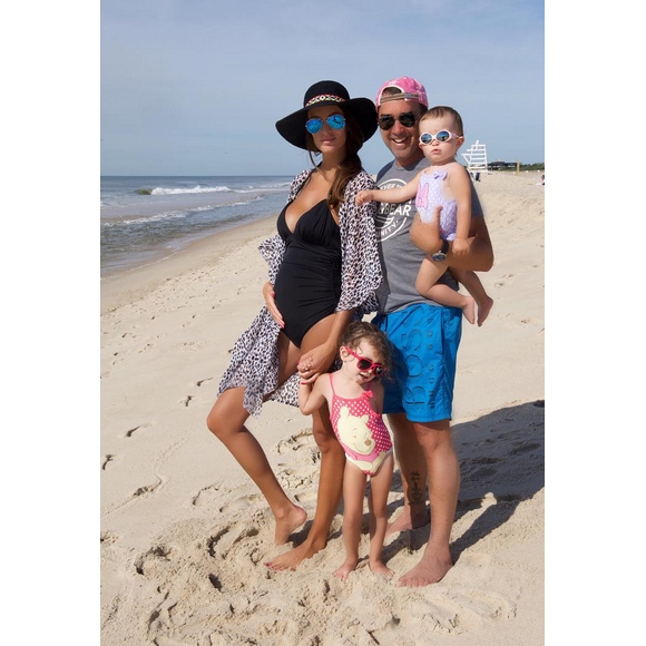 Jade Foret, enceinte de son troisième enfant, pose sur Instagram avec ses filles Mila et Liva, et son époux Arnaud Lagardère, le dimanche 30 août 2015.