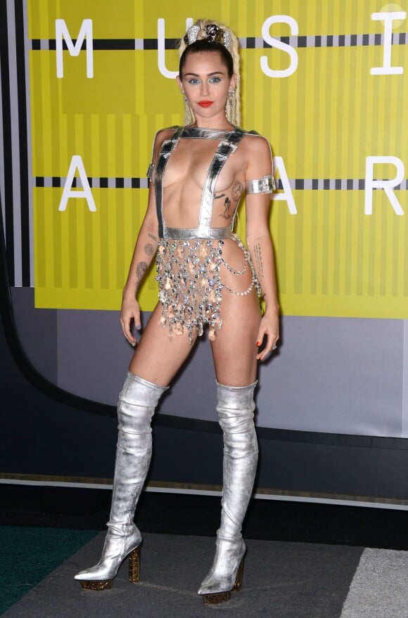 Miley Cyrus assiste aux MTV Video Music Awards 2015 au Microsoft Theater. Los Angeles, le 30 août 2015.