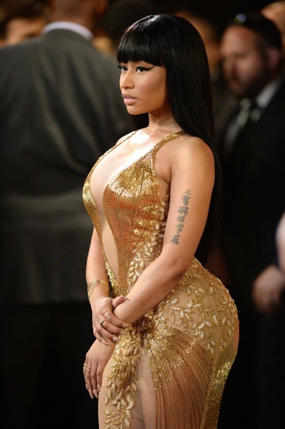 Nicki Minaj, sublime dans une robe dorée Labourjoisie, assiste aux MTV Video Music Awards 2015 au Microsoft Theater. Los Angeles, le 30 août 2015.