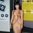  Nicki Minaj, sublime dans une robe dor&eacute;e Labourjoisie, assiste aux MTV Video Music Awards 2015 au Microsoft Theater. Los Angeles, le 30 ao&ucirc;t 2015. 