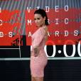  Demi Lovato assiste aux MTV Video Music Awards 2015 au Microsoft Theater, habill&eacute;e d'une robe Nicolas Jebran (collection couture printemps-&eacute;t&eacute; 2015) et de souliers Christian Louboutin. Los Angeles, le 30 ao&ucirc;t 2015. 