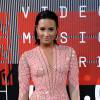 Demi Lovato assiste aux MTV Video Music Awards 2015 au Microsoft Theater, habillée d'une robe Nicolas Jebran (collection couture printemps-été 2015) et de souliers Christian Louboutin. Los Angeles, le 30 août 2015.