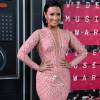 Demi Lovato assiste aux MTV Video Music Awards 2015 au Microsoft Theater, habillée d'une robe Nicolas Jebran (collection couture printemps-été 2015) et de souliers Christian Louboutin. Los Angeles, le 30 août 2015.