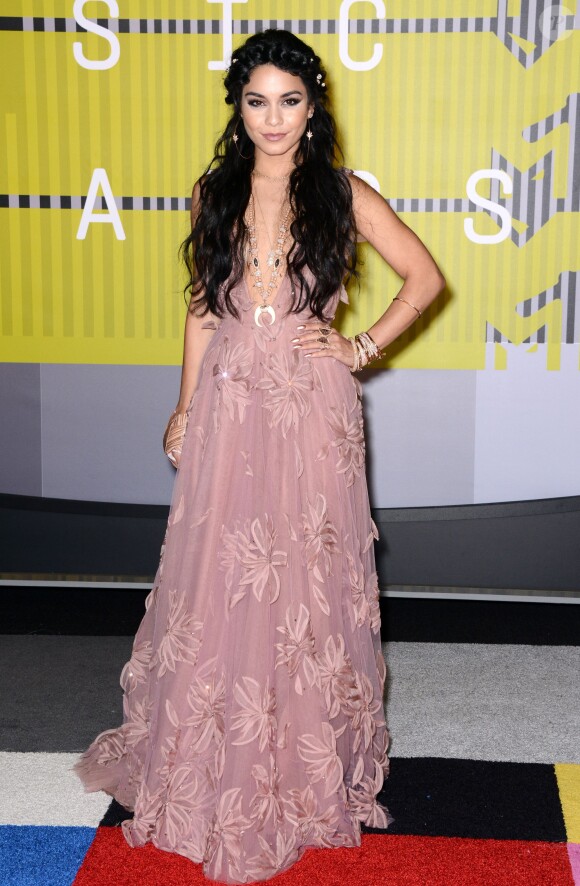 Vanessa Hudgens assiste aux MTV Video Music Awards 2015 au Microsoft Theater, habillée d'une robe Naeem Khan (collection automne-hiver 2015). Los Angeles, le 30 août 2015.
