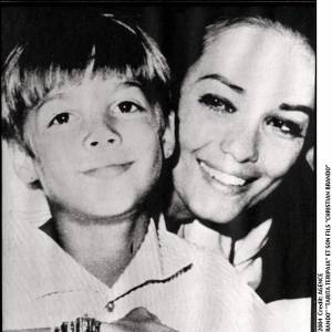 Anna Kashfi et son fils Christian Brando - Archives