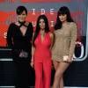 Kris Jenner et ses filles Kourtney Kardashian et Kylie Jenner assistent aux MTV Video Music Awards 2015 au Microsoft Theater. Los Angeles, le 30 août 2015.