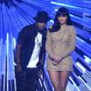 Ne-Yo et Kylie Jenner sur la scène du Microsoft Theater lors des MTV Video Music Awards 2015. Los Angeles, le 30 août 2015.